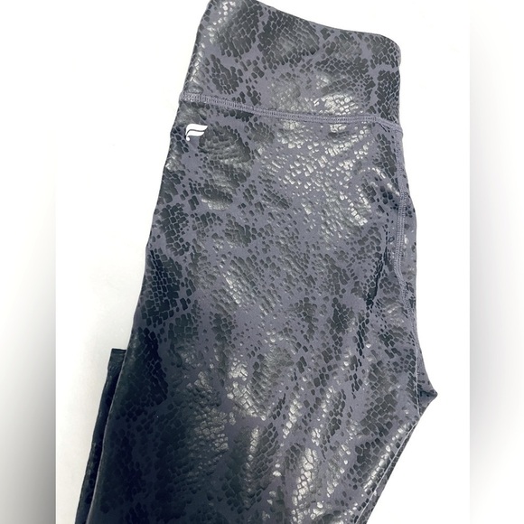 FABILETICS Power Hold Snake Skin Cropped / Capri Legging - Picture 2 of 13